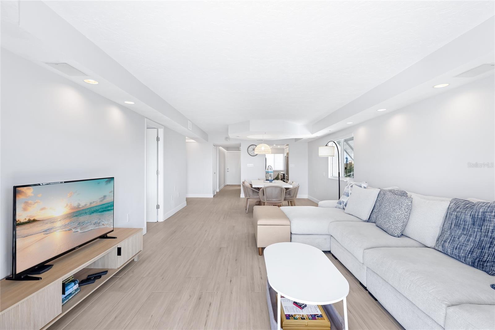 Image 9 of 43 For 625 Beach Road 407