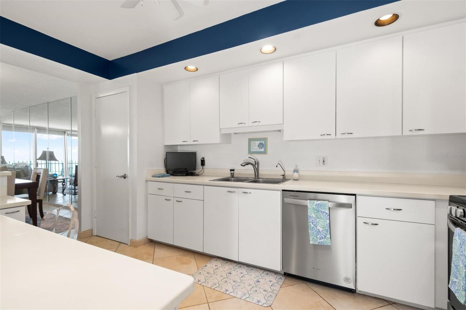 Image 19 of 42 For 1212 Benjamin Franklin Drive 901