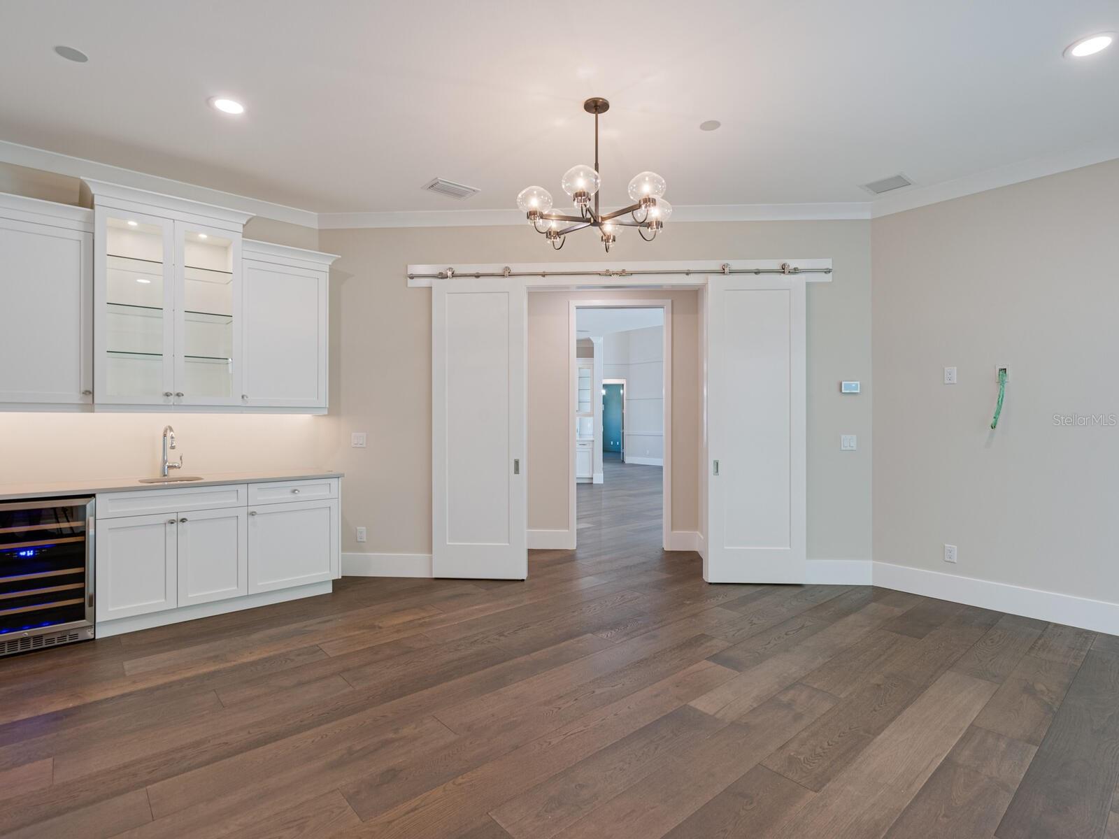 Image 24 of 58 For 1637 Hyde Park Street