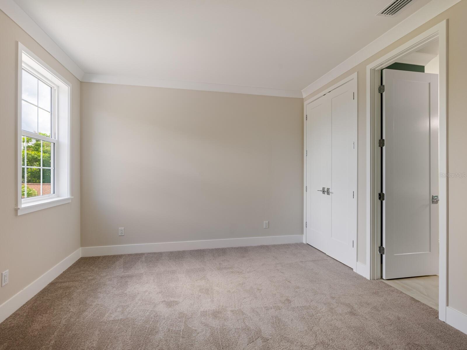 Image 37 of 58 For 1637 Hyde Park Street