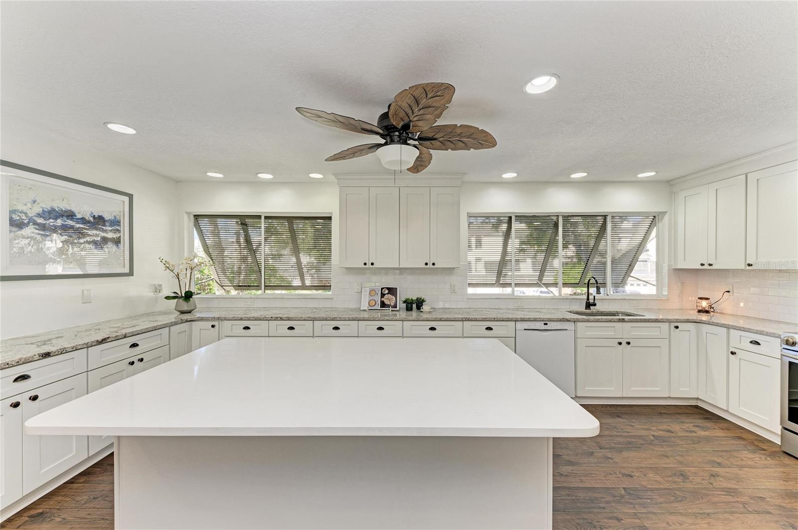 Listing photo id 8 for 13963 Lake Point Drive