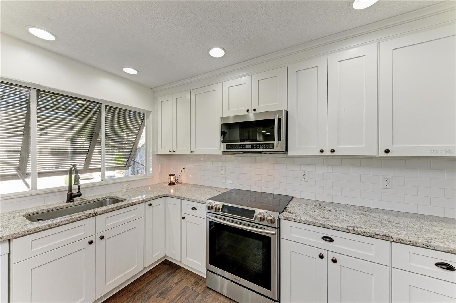 Listing photo id 9 for 13963 Lake Point Drive