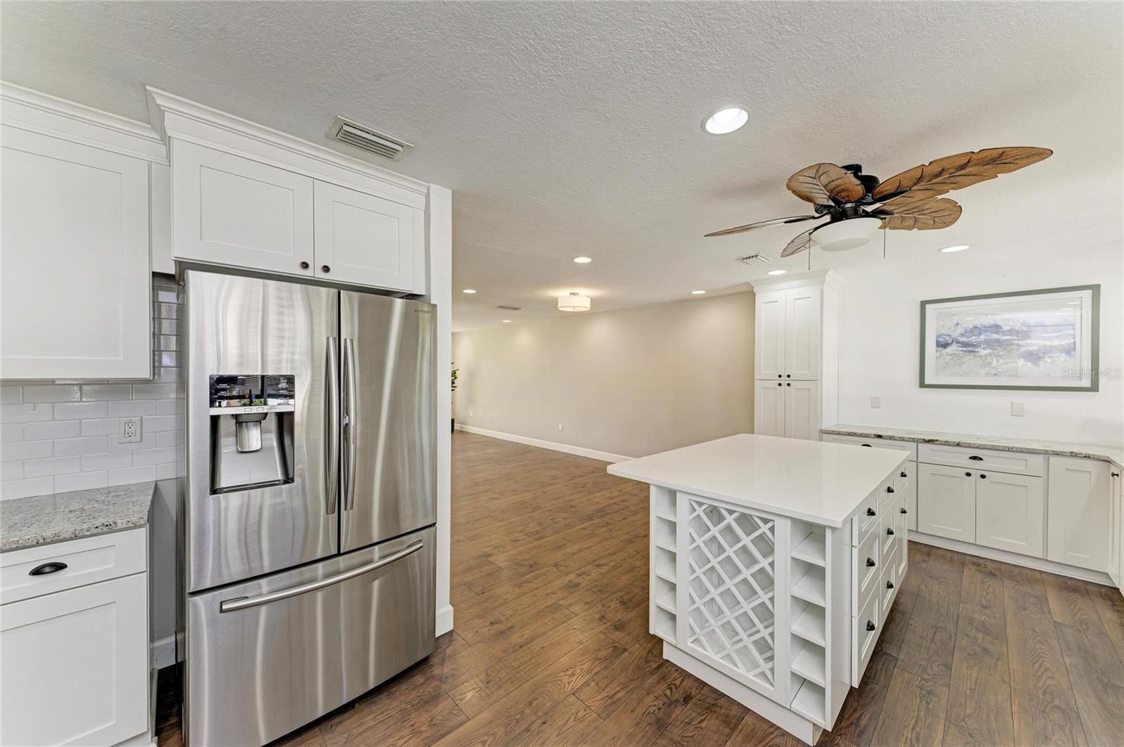 Listing photo id 10 for 13963 Lake Point Drive