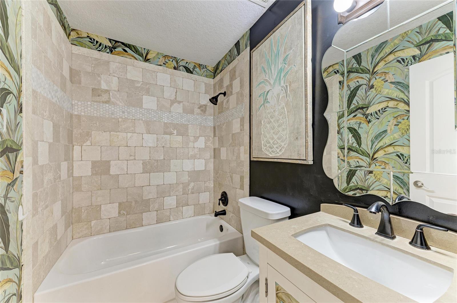 Listing photo id 11 for 13963 Lake Point Drive