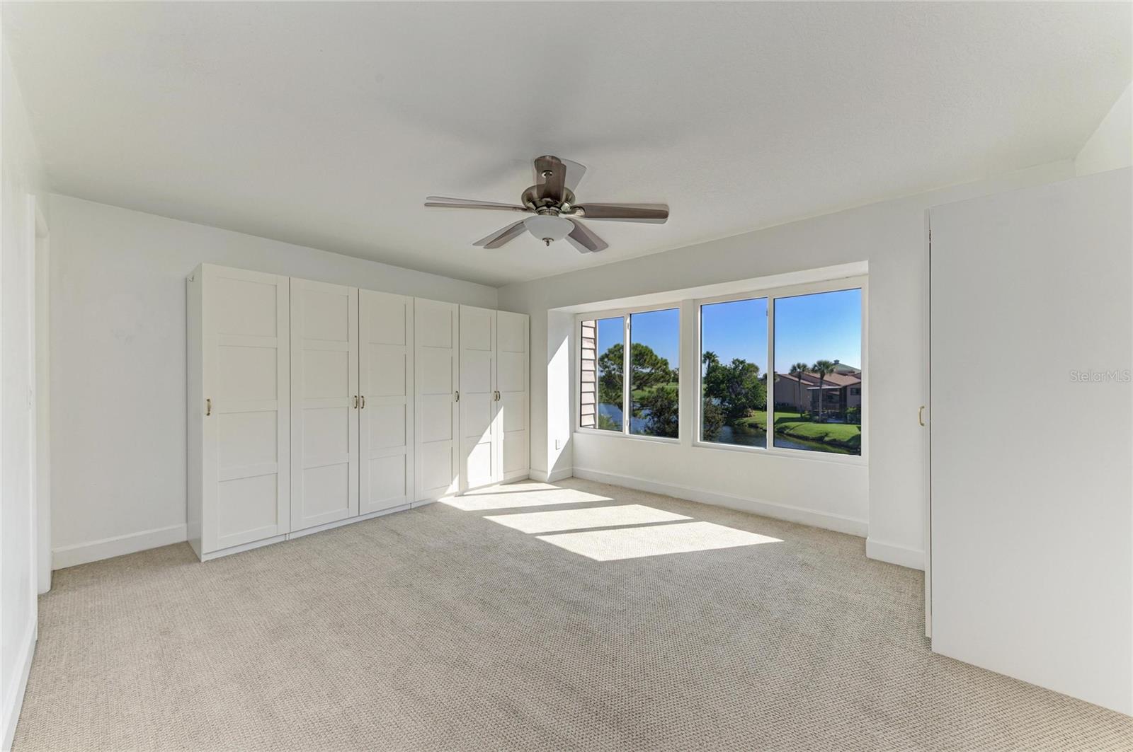 Listing photo id 12 for 13963 Lake Point Drive