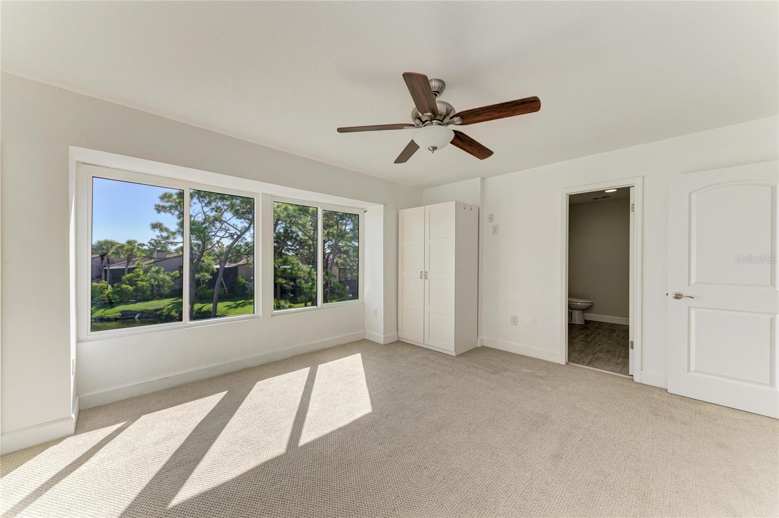 Listing photo id 13 for 13963 Lake Point Drive