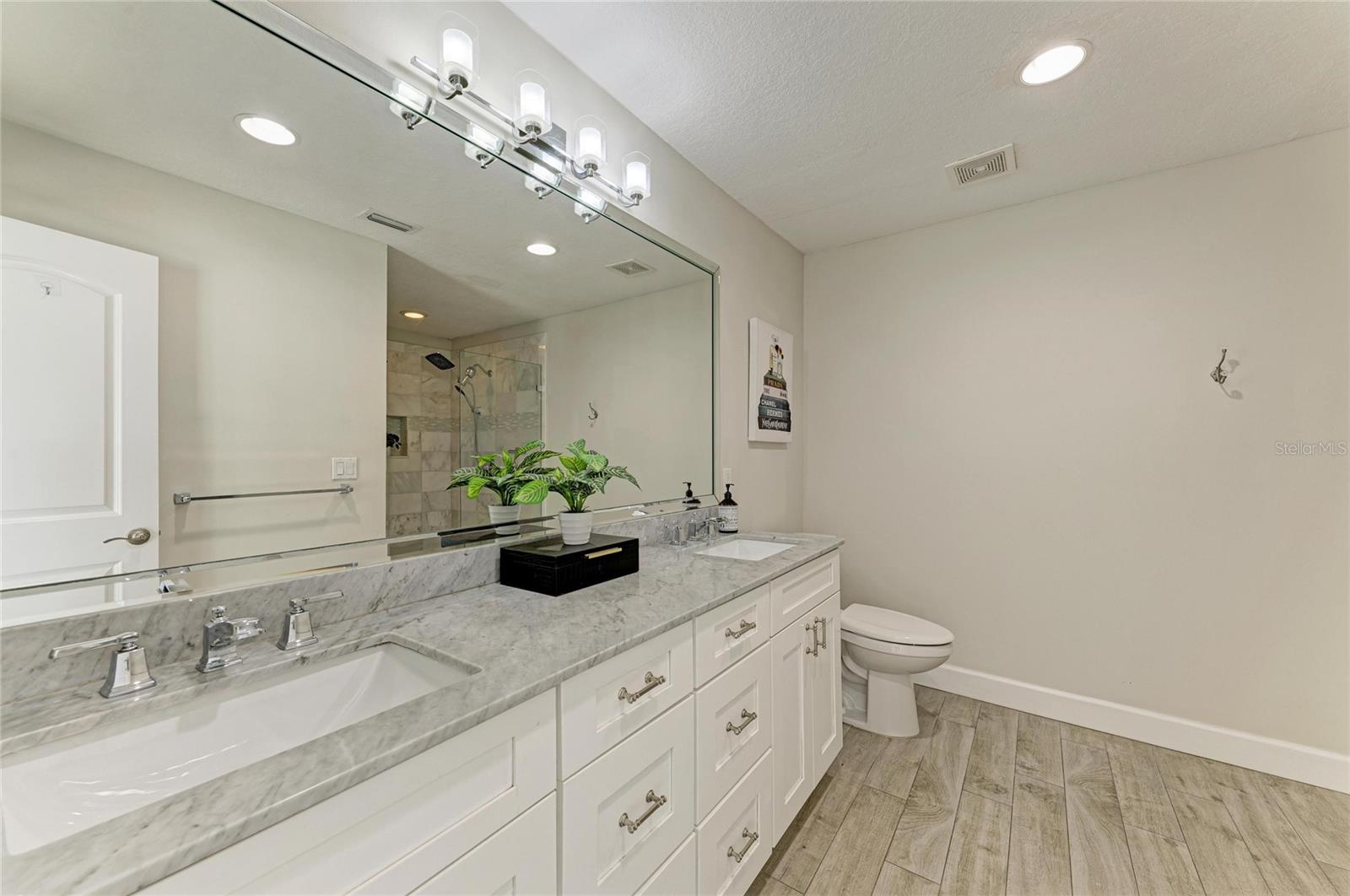 Listing photo id 14 for 13963 Lake Point Drive