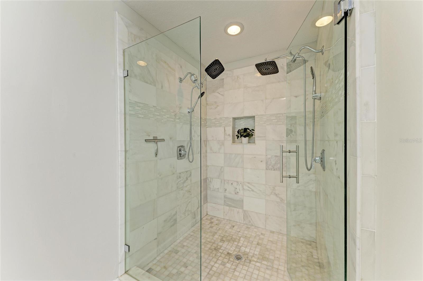 Listing photo id 15 for 13963 Lake Point Drive
