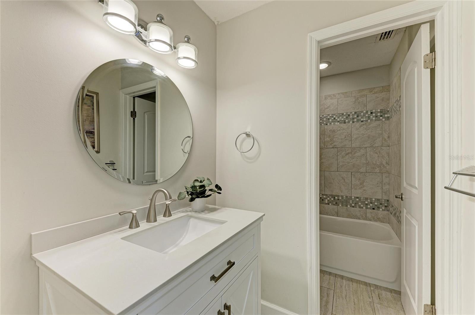 Listing photo id 17 for 13963 Lake Point Drive