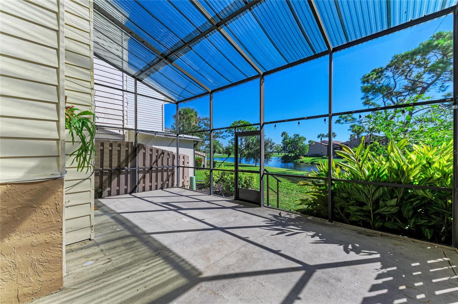 Listing photo id 20 for 13963 Lake Point Drive