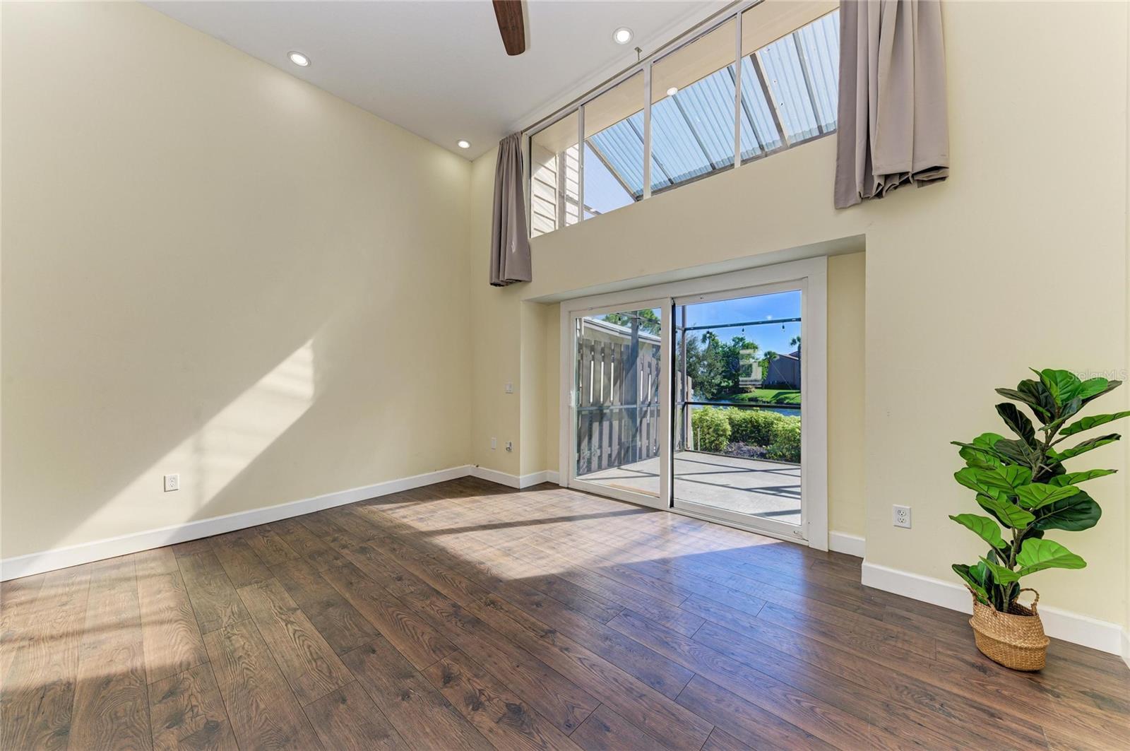 Listing photo id 2 for 13963 Lake Point Drive