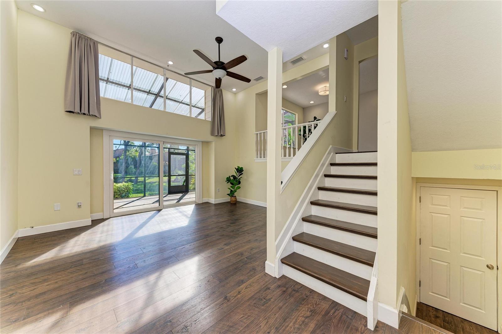Listing photo id 3 for 13963 Lake Point Drive