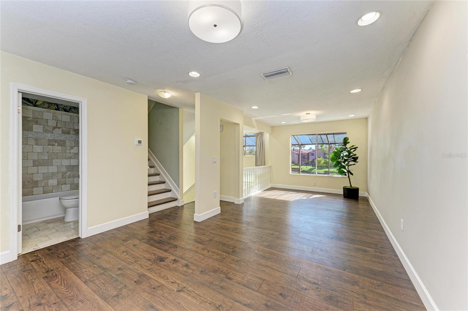 Listing photo id 6 for 13963 Lake Point Drive