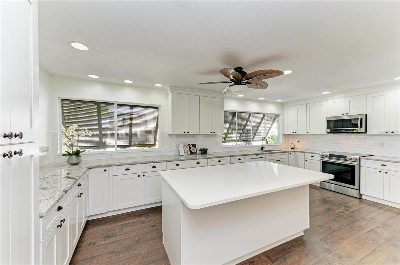 Listing photo id 7 for 13963 Lake Point Drive