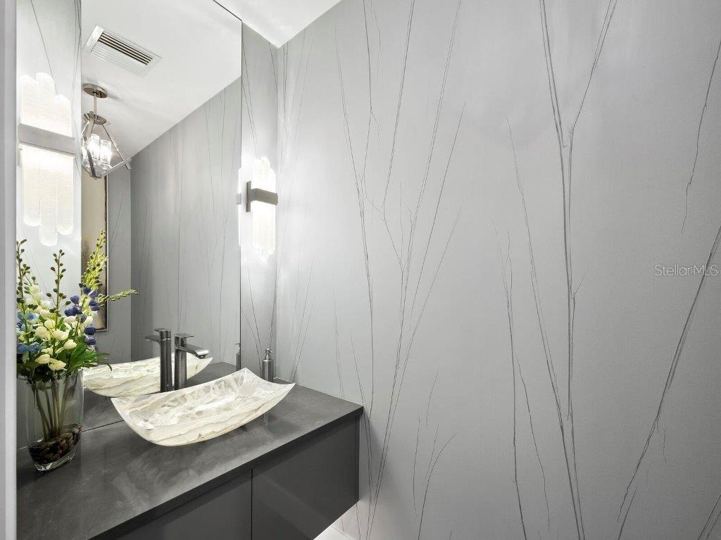 Image 23 of 36 For 1155 Gulfstream Avenue 703