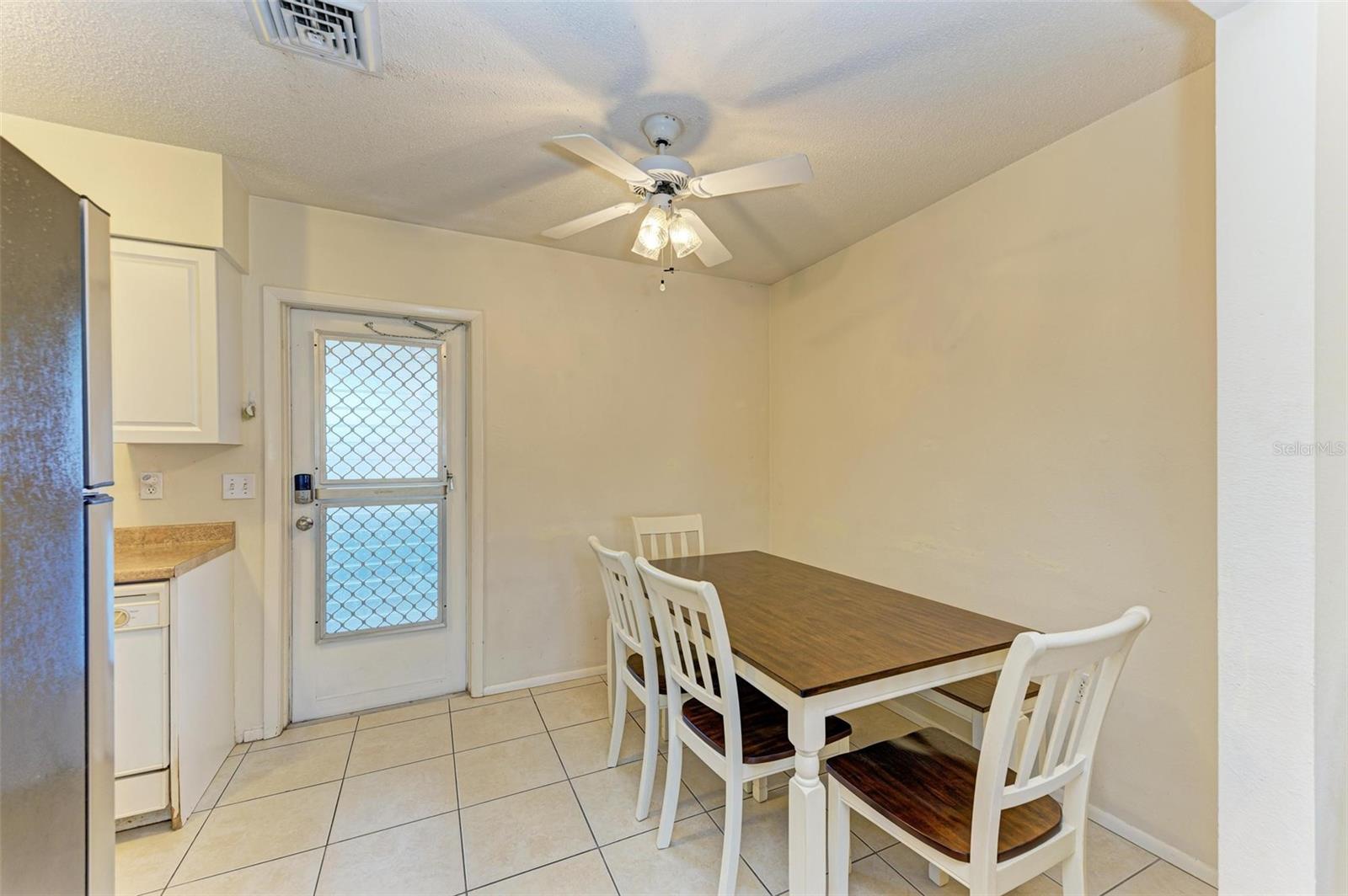 Listing photo id 12 for 401 Shore Road