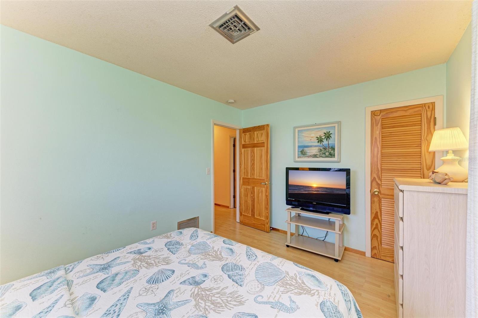 Listing photo id 46 for 401 Shore Road