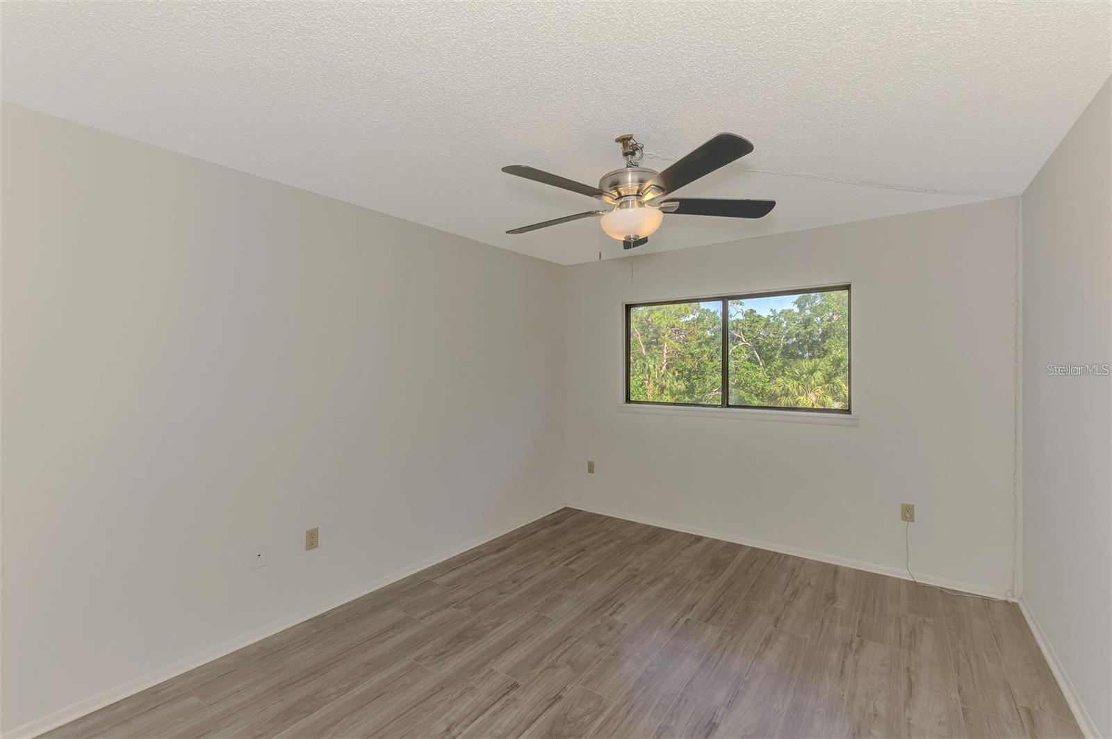 Image 36 of 50 For 935 Sunridge Way B4