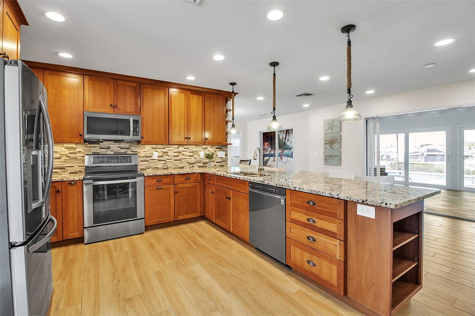 Image 15 of 56 For 318 Nassau Street N