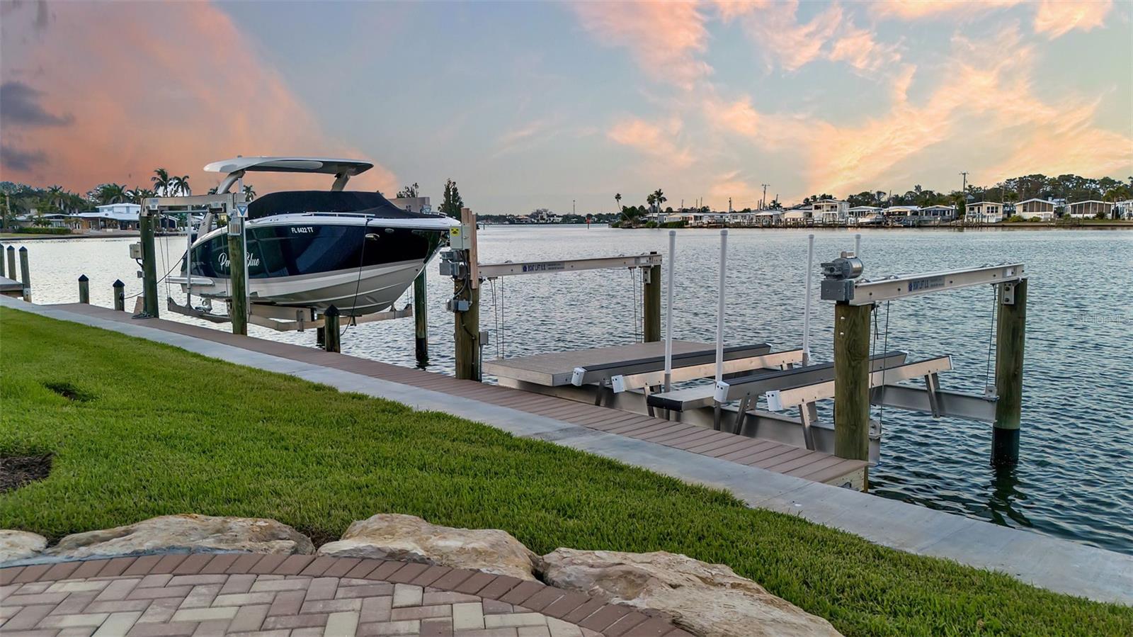 Image 21 of 56 For 318 Nassau Street N