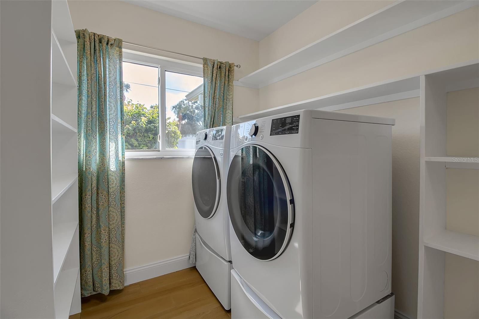 Image 46 of 56 For 318 Nassau Street N