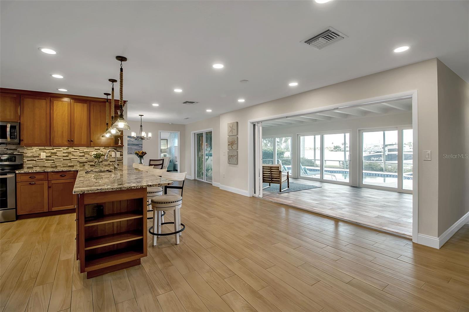 Image 9 of 56 For 318 Nassau Street N