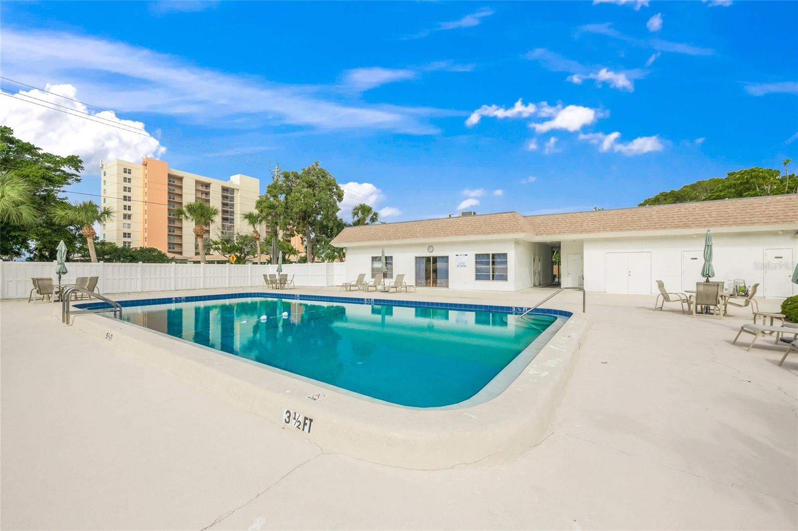 Image 28 of 46 For 542 Sutton Place