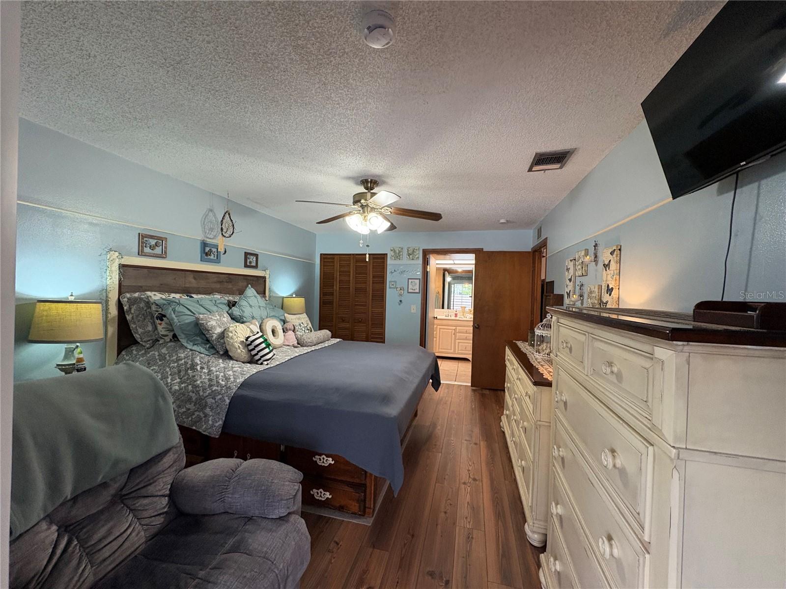 Listing photo id 12 for 6457 Samoa Drive