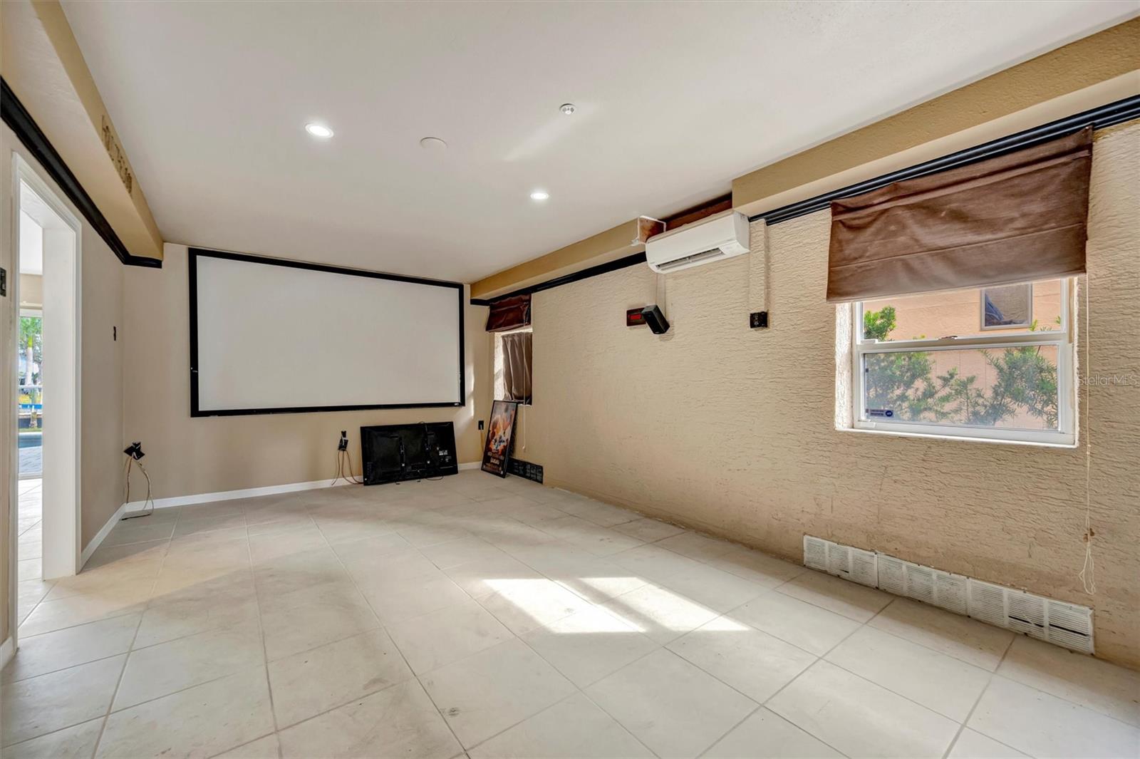 Image 10 of 73 For 614 Norton Street