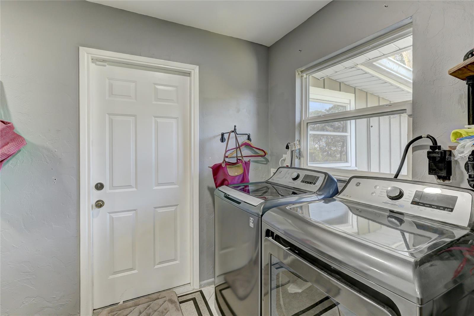 Image 21 of 36 For 711 Whitfield Avenue