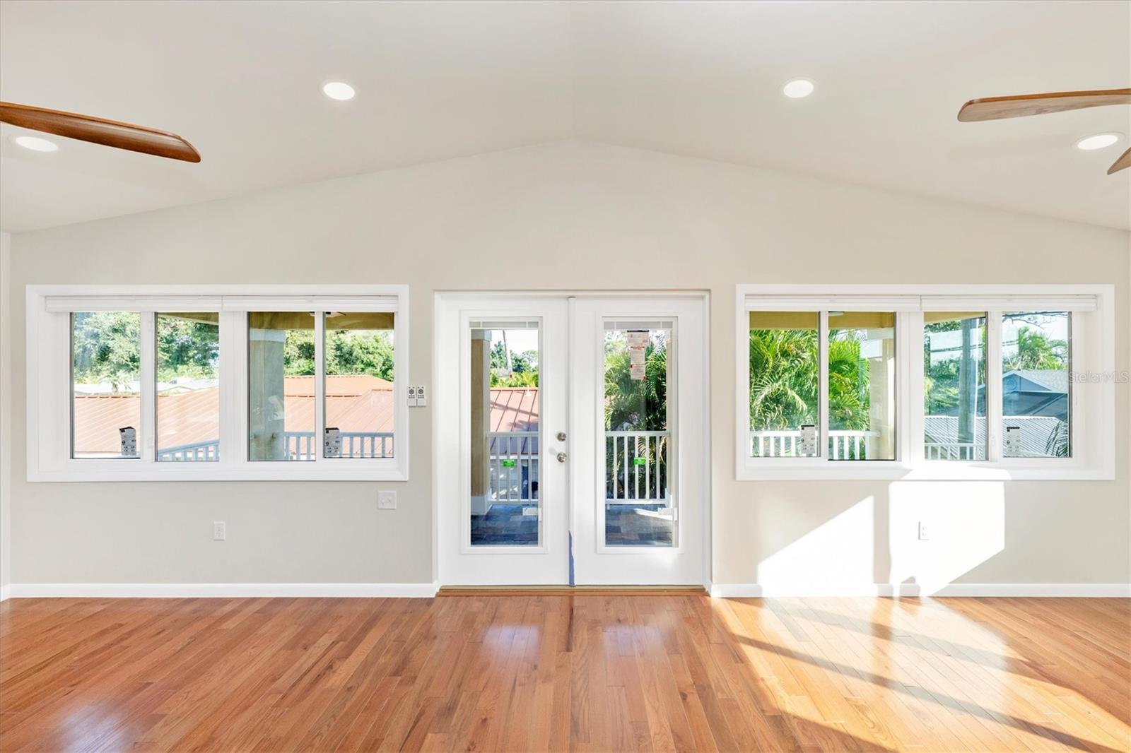 Image 10 of 50 For 907 Riviera Street