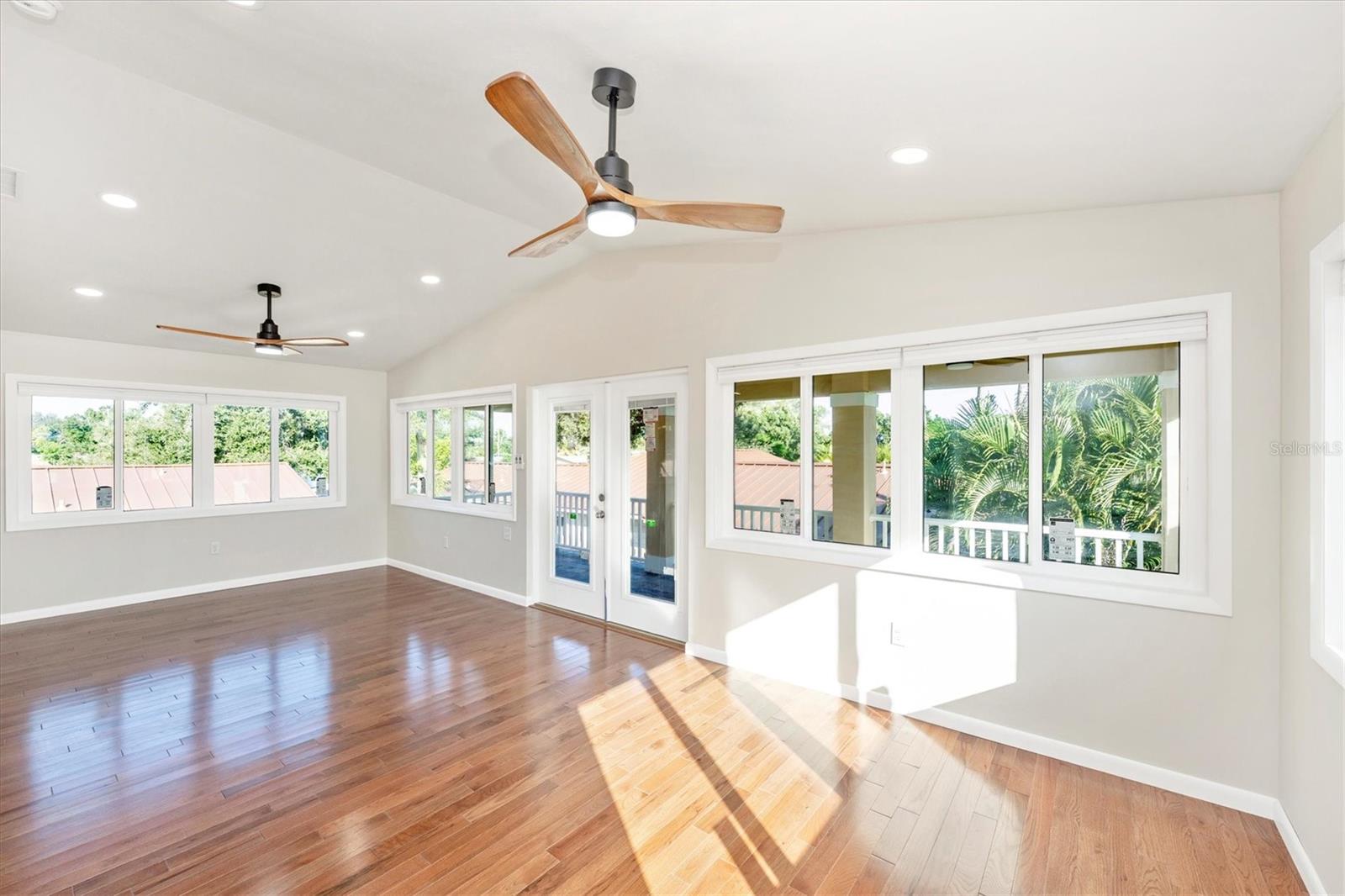 Image 11 of 50 For 907 Riviera Street