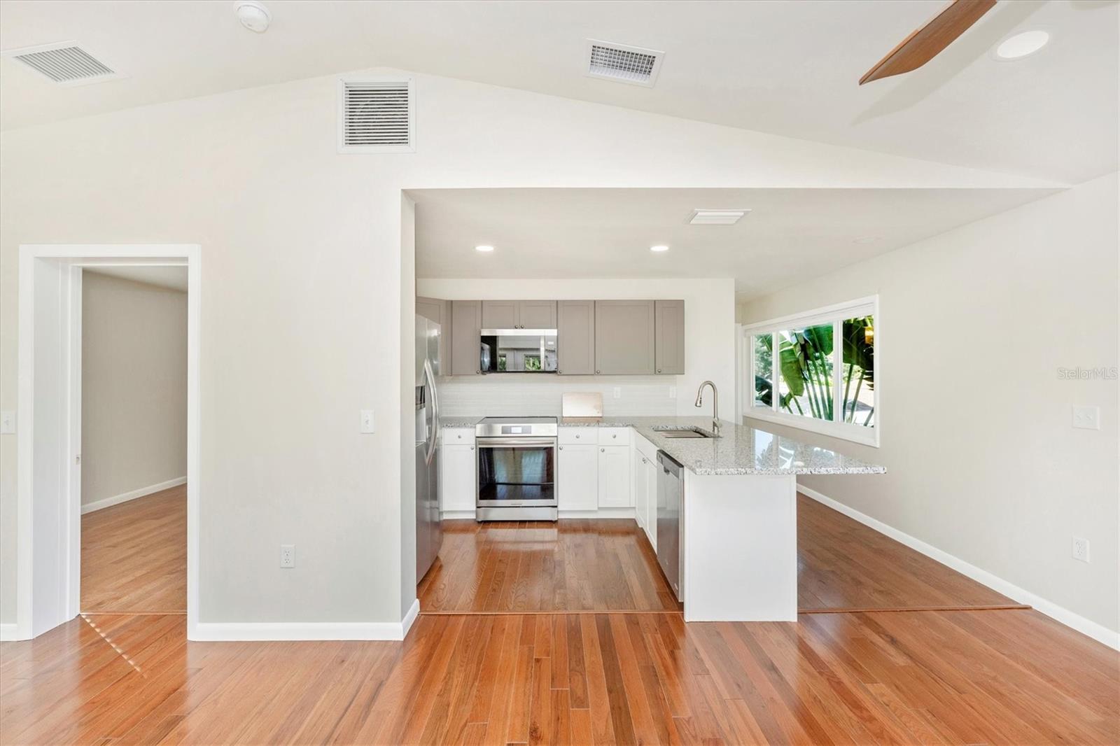 Image 16 of 50 For 907 Riviera Street