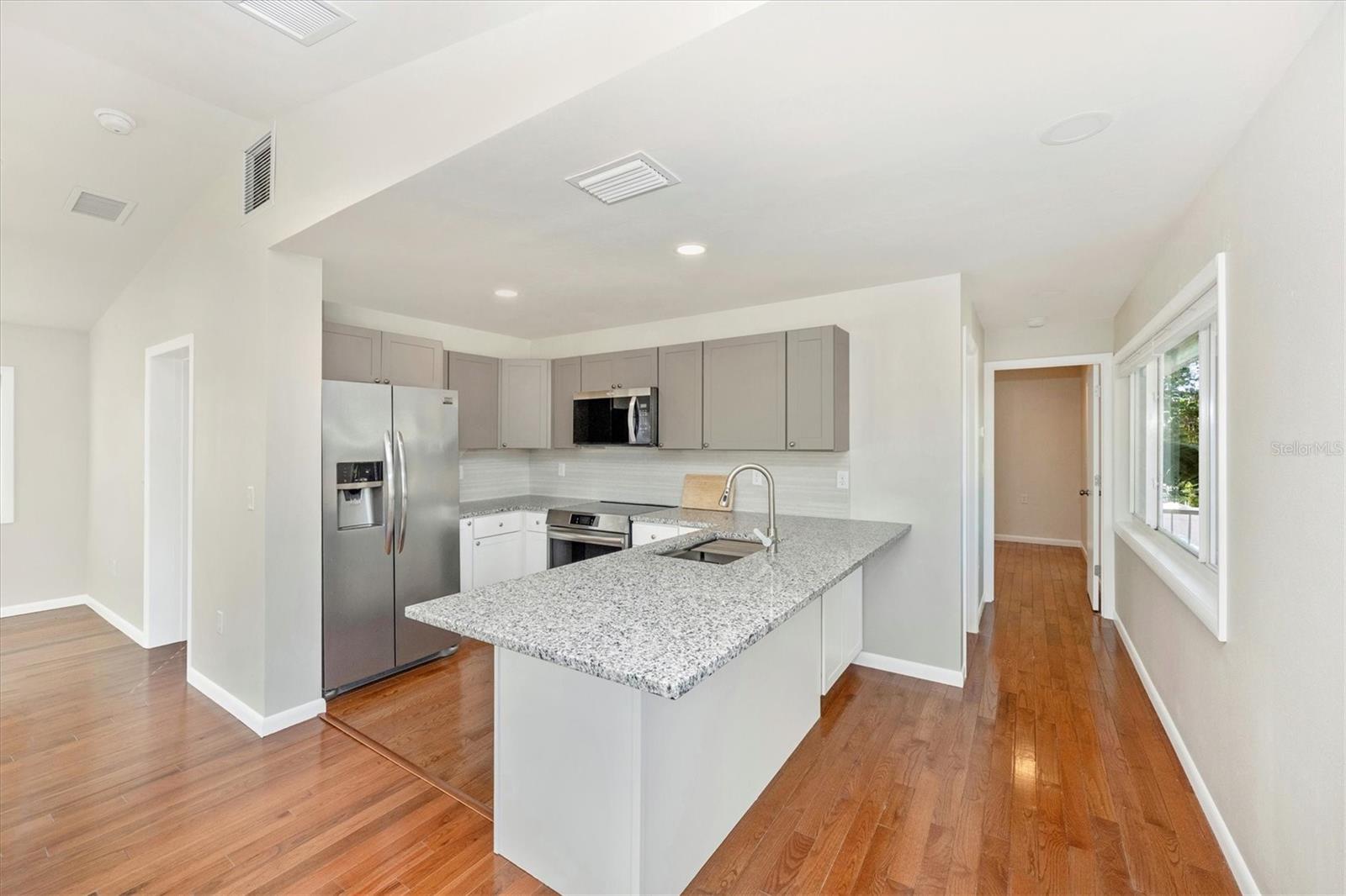 Image 17 of 50 For 907 Riviera Street