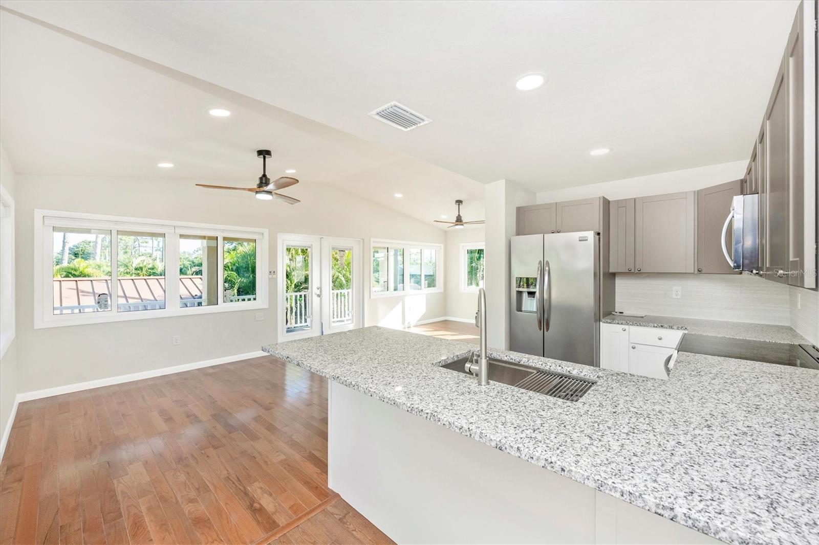 Image 19 of 50 For 907 Riviera Street