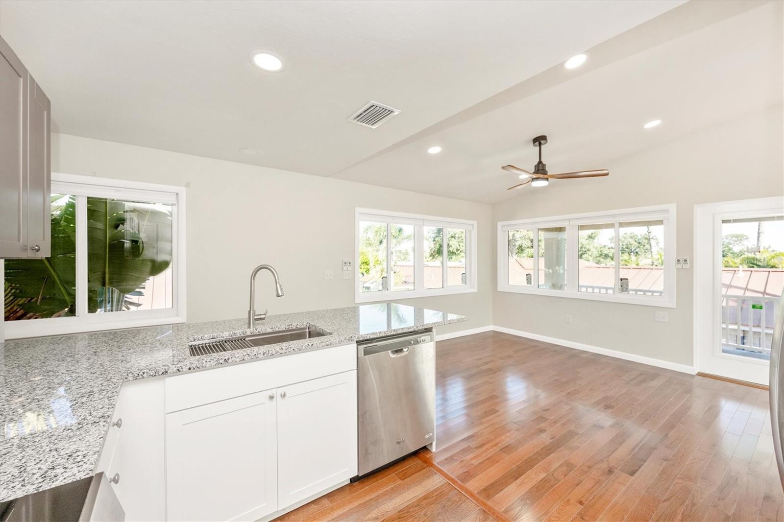 Image 23 of 50 For 907 Riviera Street