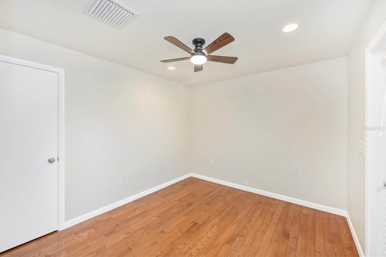 Image 25 of 50 For 907 Riviera Street