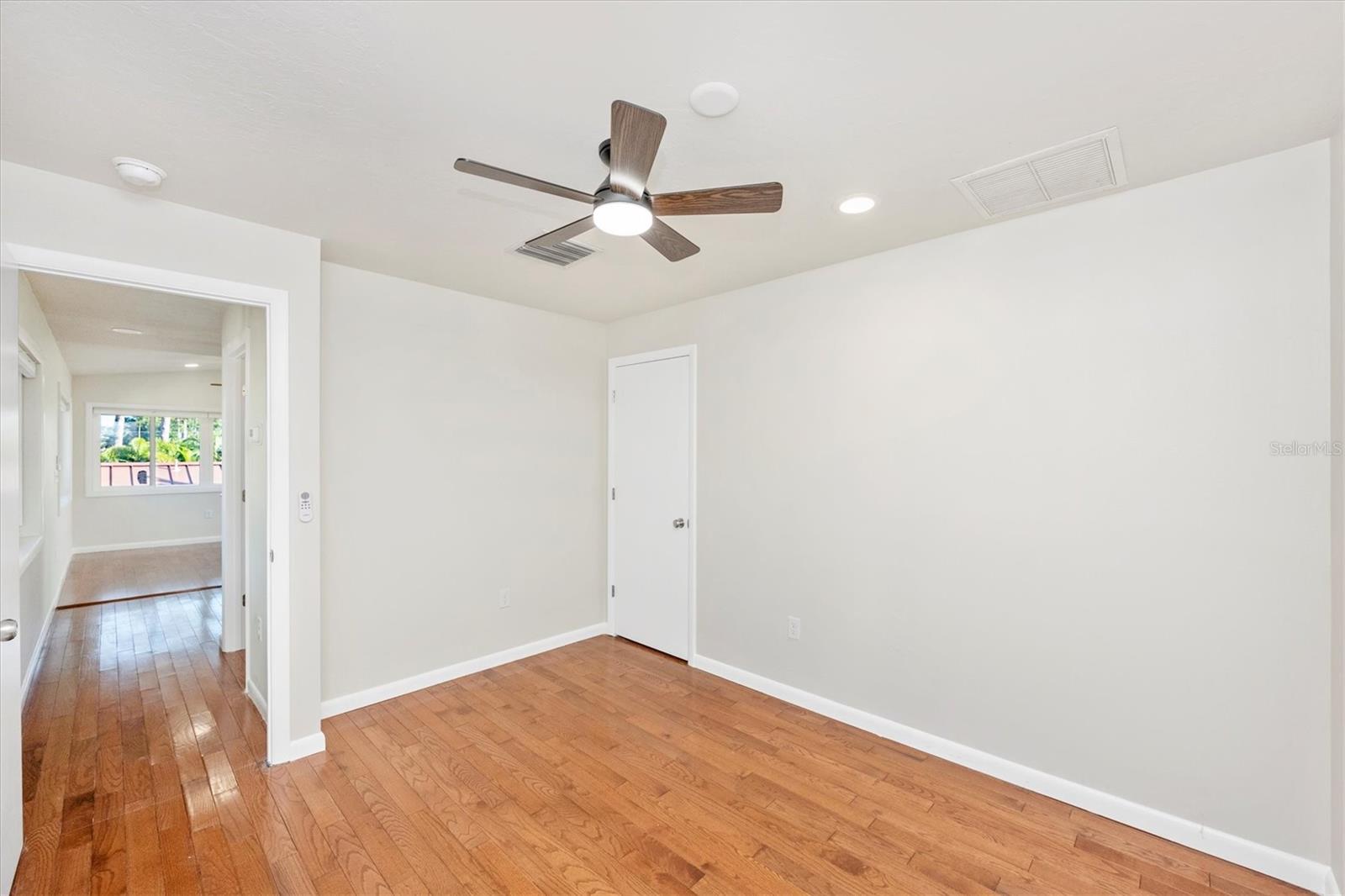 Image 26 of 50 For 907 Riviera Street