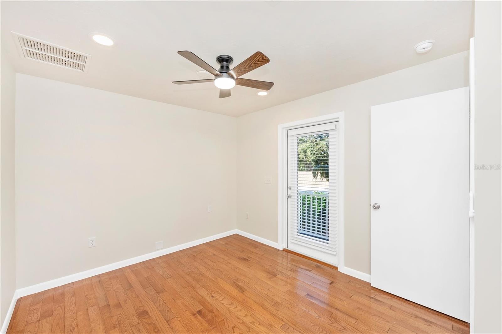 Image 28 of 50 For 907 Riviera Street