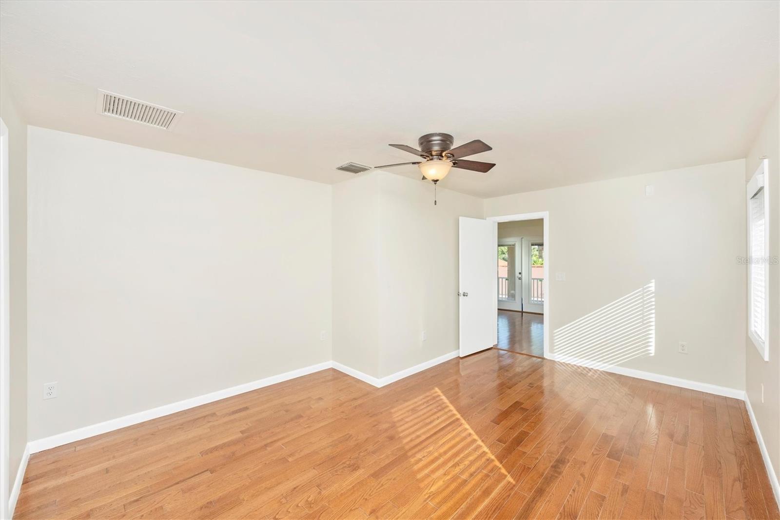 Image 31 of 50 For 907 Riviera Street