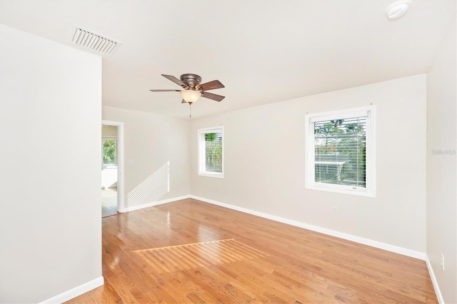 Image 32 of 50 For 907 Riviera Street