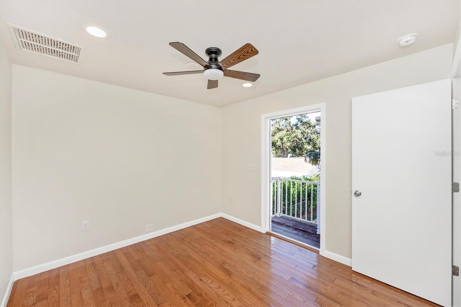 Image 36 of 50 For 907 Riviera Street