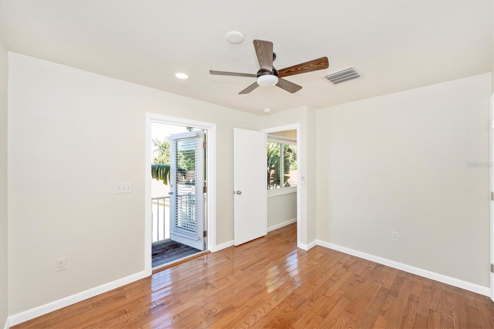 Image 37 of 50 For 907 Riviera Street