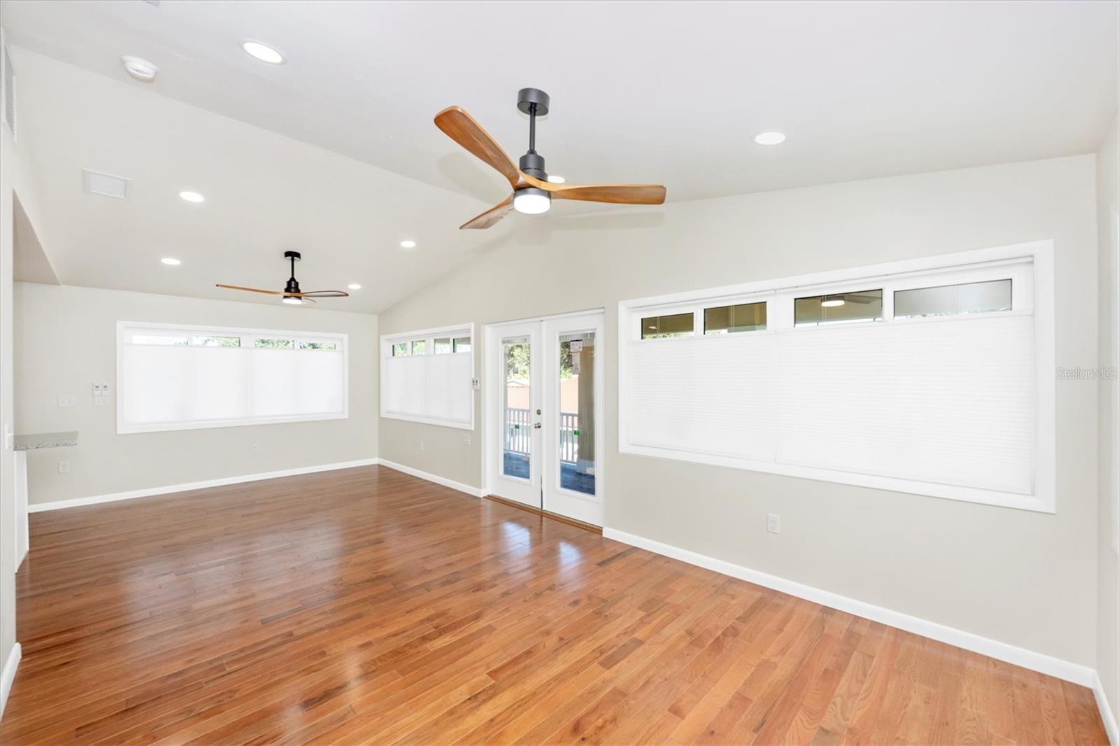 Image 40 of 50 For 907 Riviera Street