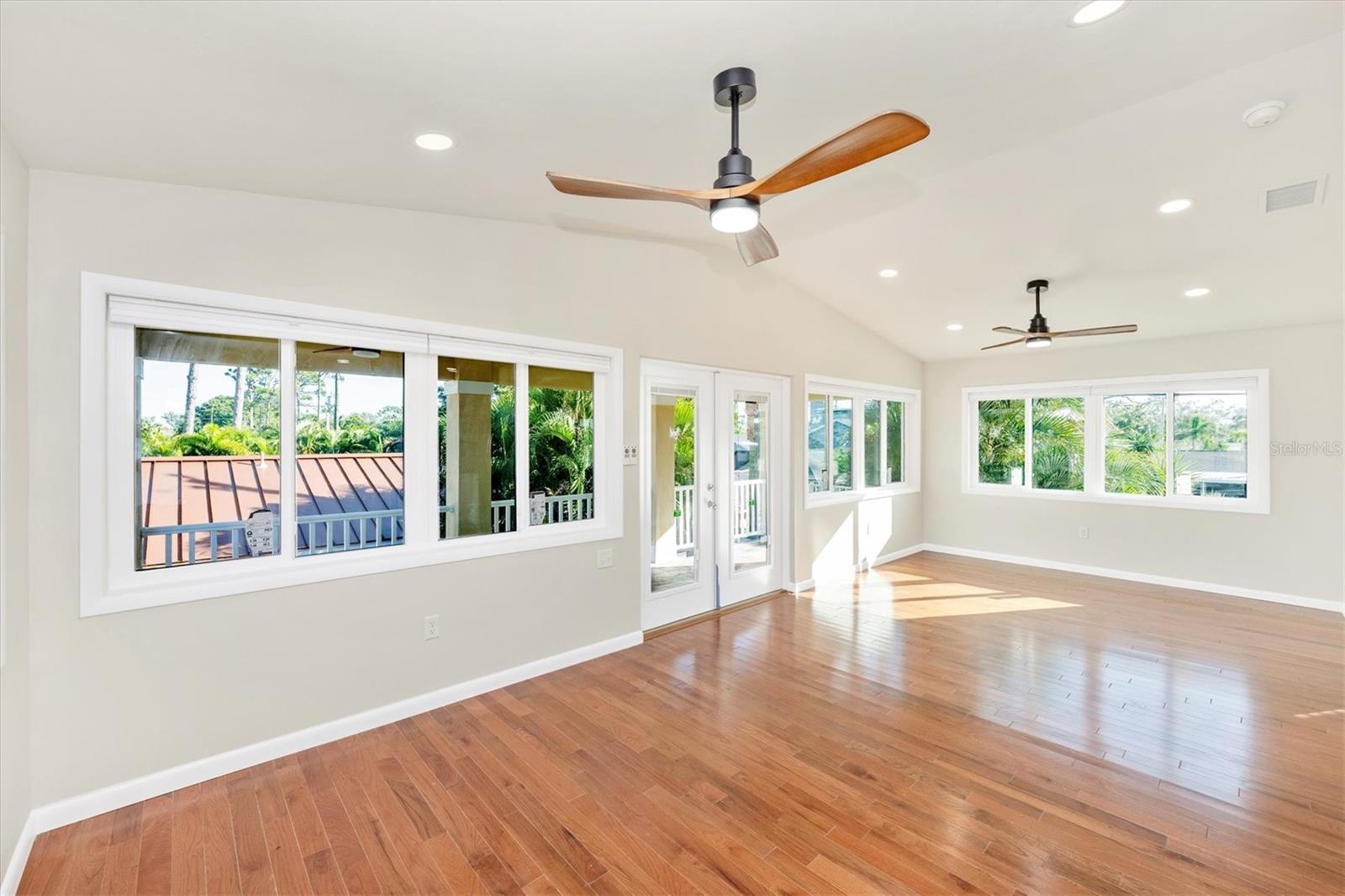 Image 9 of 50 For 907 Riviera Street