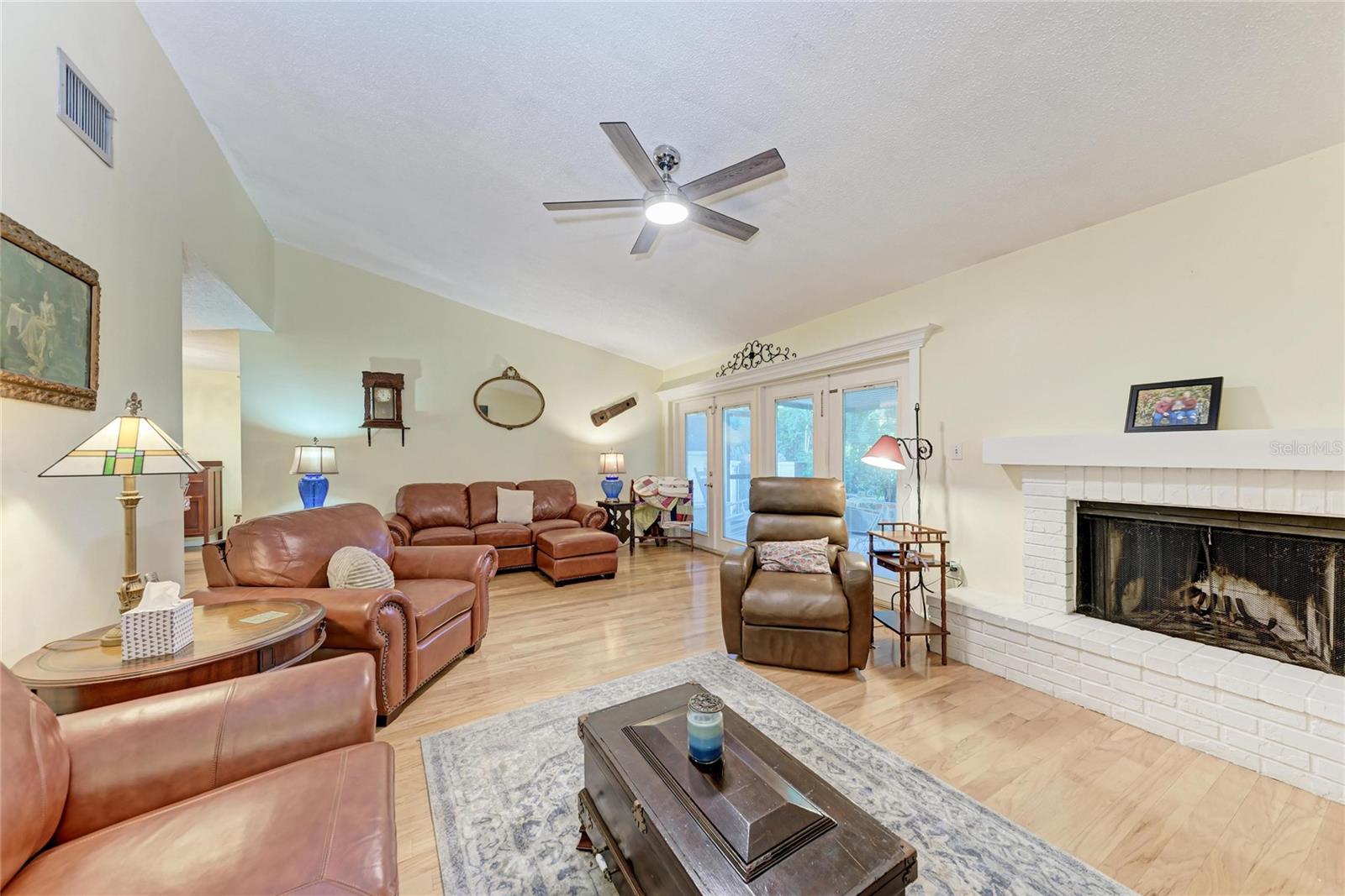 Image 14 of 51 For 6207 Courtside Drive 23