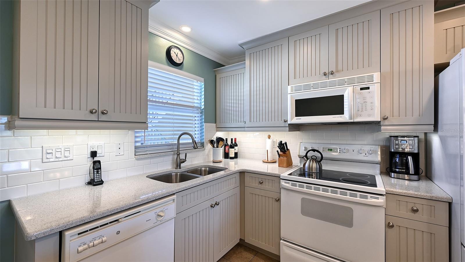 Image 14 of 53 For 925 Beach Road 311