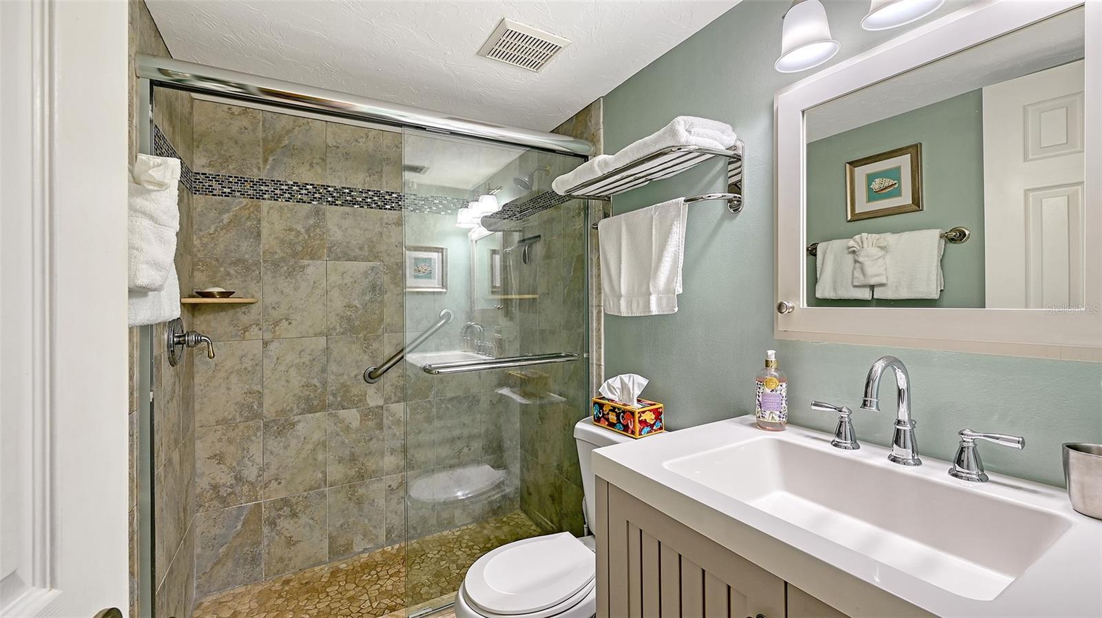 Image 19 of 53 For 925 Beach Road 311