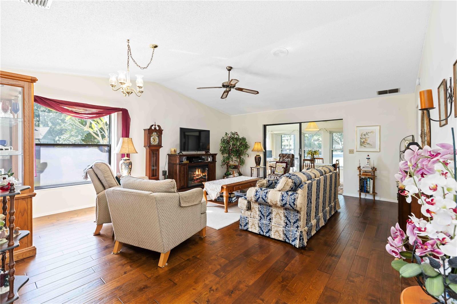 Image 4 of 20 For 311 Oak Hill Way 26