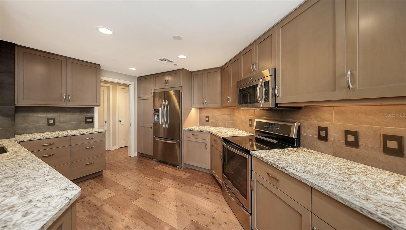 Image 14 of 39 For 1211 Gulf Of Mexico Drive 408